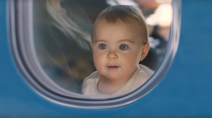 Puis-je prendre l'avion avec mon bébé ? Tout savoir sur les voyages avec votre bébé.